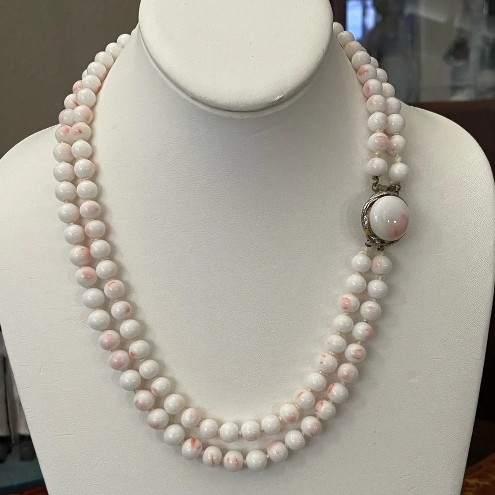 1950s two strand Japanese faux angel skin coral bead necklace - Picture 2 of 9